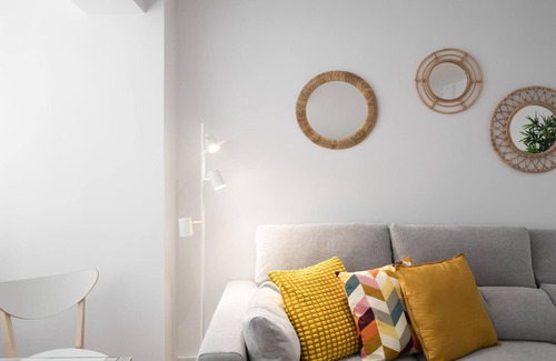 Angustias - Chana - Encina Appartement | Luxurious 3BR Apt Near Train Station and City Center – Ideal for Families