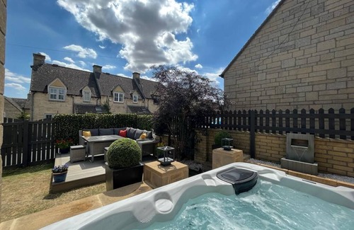 Maugersbury Maison | Luxurious 4 Bed house with Hot Tub in the Cotswolds!