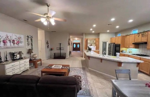 Turlock Maison | Luxurious 4-bedroom home with patio