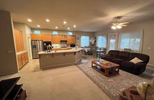Turlock Maison | Luxurious 4-bedroom home with patio