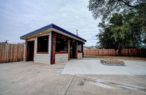 Woodward Maison | Luxurious 4-bedroom w/pool table & outdoor bar