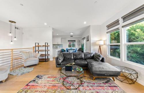 Los Feliz Maison | Luxurious 4BR in prime LA location with great view