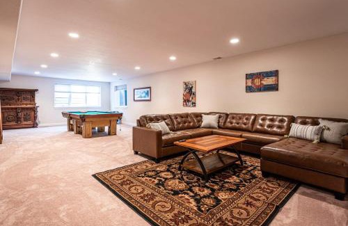 Arapahoe Ridge Maison | Luxurious 4BR Retreat - Pool Table & Chic Amenities