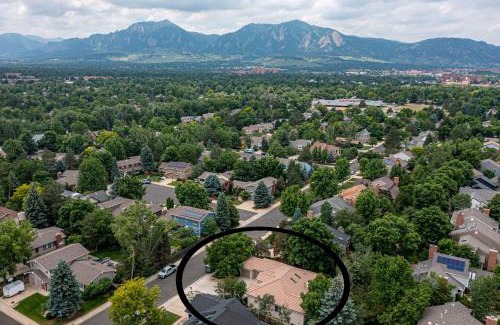Arapahoe Ridge Maison | Luxurious 4BR Retreat - Pool Table & Chic Amenities