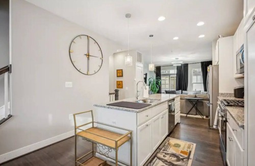 Northeast Maison | Luxurious 4BR TH w. free parking, close metro access, & patio in Washington, DC