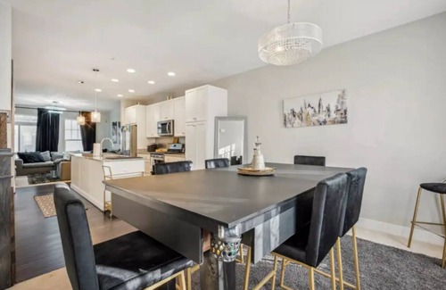 Northeast Maison | Luxurious 4BR TH w. free parking, close metro access, & patio in Washington, DC