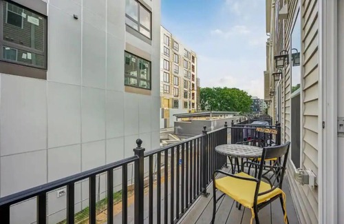 Northeast Maison | Luxurious 4BR TH w. free parking, close metro access, & patio in Washington, DC