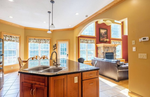 Montour Falls Maison | Luxurious 5-bedroom 4,000 square foot home