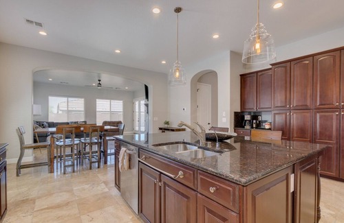 Canyon Trails West Maison | Luxurious 5-Bedroom House with 3 King Beds & Resort-Style Pool!