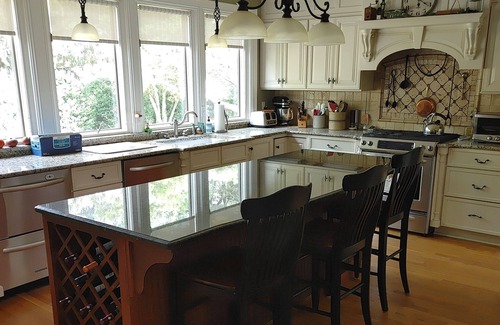 Emory Maison | LUXURIOUS 5 BEDROOM HOME WITH GOURMET KITCHEN