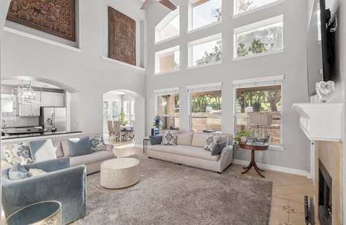 Falconhead Maison | Luxurious 5-bedroom Rental with Pool, Hot Tub and Putting Green!