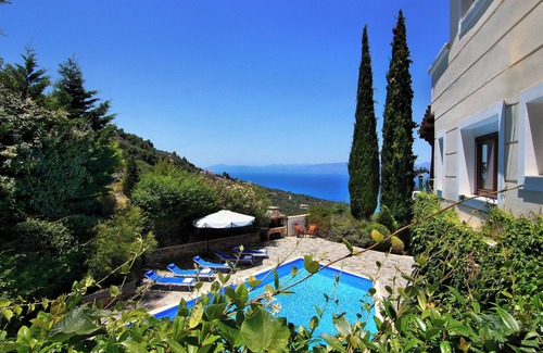 Paralia Porovitsis Villa | Luxurious 5-bedroom villa with stunning sea views in delightful Platanos, Akrata