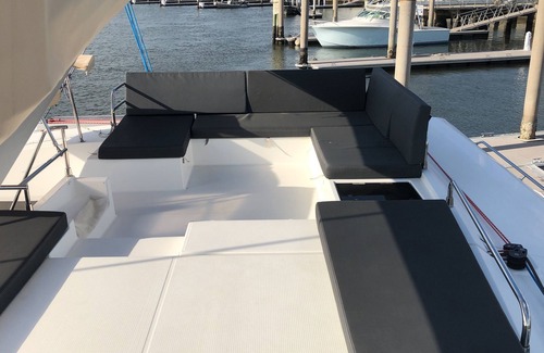 Edgewater Location De Bateaux | Luxurious 50 ft. Fountaine Pajot Saba. Six Cabin six head layout.