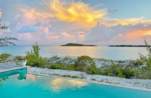 William's Town Villa | Luxueux 5000 sq ft Villa en bord de mer sur une plage à couper le souffle du cancer