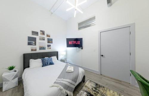 Near South Side Appartement | Luxurious 5BR Suite Perfect for Group of 12 guests with Pool table, Optional Parking and Gym Access Near McCormick Place and Soldier Field