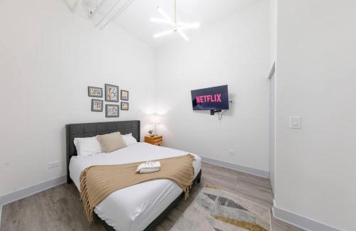Near South Side Appartement | Luxurious 5BR Suite Perfect for Group of 12 guests with Pool table, Optional Parking and Gym Access Near McCormick Place and Soldier Field