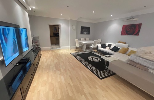Newbury Maison | Luxurious 6-Bed Entire House in London ilford