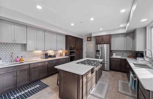 Glenelg Maison | Luxurious 6-bed home with 3-acre yard, ideal for family gatherings. Book now!