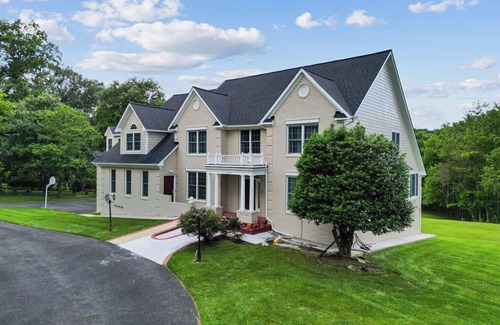 Glenelg Maison | Luxurious 6-bed home with 3-acre yard, ideal for family gatherings. Book now!