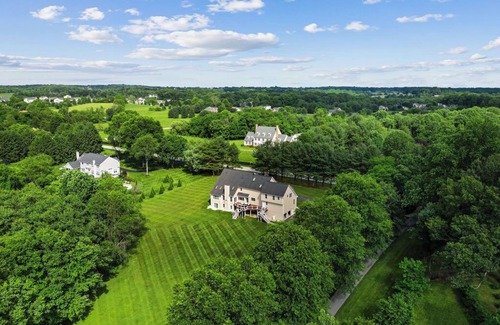 Glenelg Maison | Luxurious 6-bed home with 3-acre yard, ideal for family gatherings. Book now!