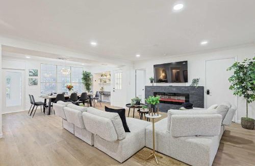 Sherman Maison | Luxurious 6BR 3BA Villa with Hot Tub
