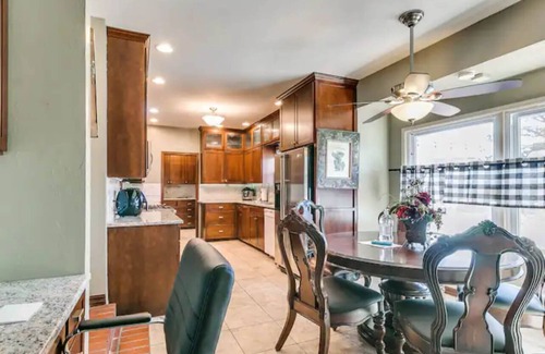 Central Oklahoma City Maison | Luxurious 7 bedrooms Retreat with Heated Pool , Hot tub & King Beds