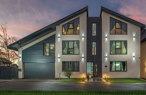 Durham Maison | Luxurious 7 bedroom durham mansion pool, hot tub, cinema