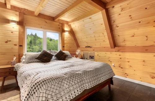 Pittsburg Chalet De Ski | Luxurious A-Frame Cabin Nestled Among Spectacular Nature in New Hampshire