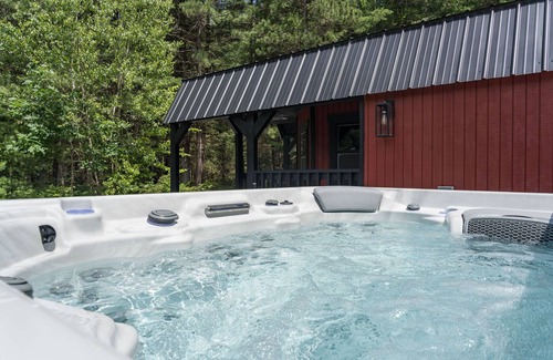 Glenfield Maison | Luxurious Adirondack lodge with sauna and hot tub