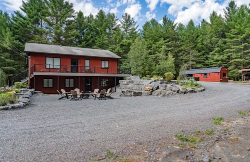 Glenfield Maison | Luxurious Adirondack lodge with sauna and hot tub