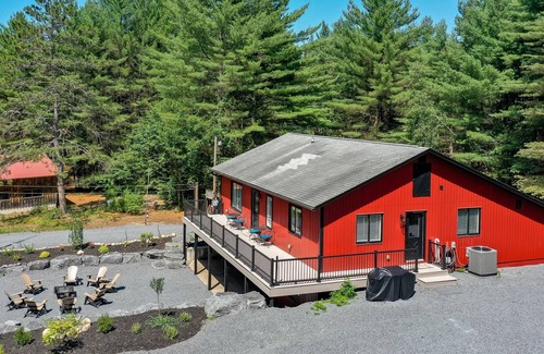 Glenfield Maison | Luxurious Adirondack lodge with sauna and hot tub