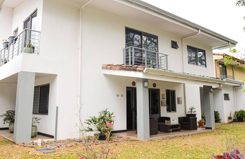 Santa Ana Copropriété | Luxurious and spacious house -- 5 min from Lindora and Santa Ana!
