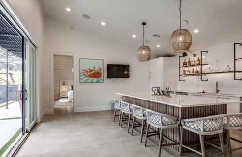 Wheatland Maison | Luxurious and Spacious Home along Rt 66 in Countryside of Arcadia, OK