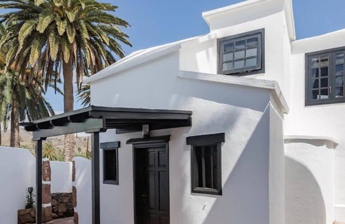 Haria Maison | Luxurious Apartment “The Penthouse” with Mountain View, Garden, Pool & Wi-Fi