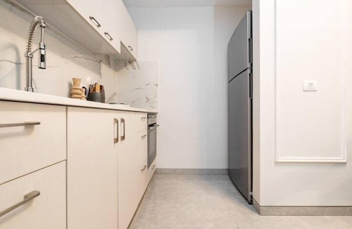 Mea She'arim Copropriété | Luxurious Apt with Private Heated Pool City Center