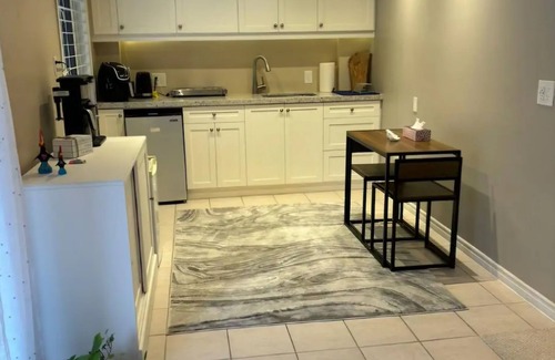 Meadowvale Village Appartement | Luxurious Basement Apartment with Pool
