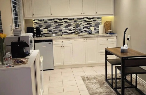 Meadowvale Village Appartement | Luxurious Basement Apartment with Pool