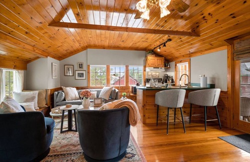 North Andover Maison | Luxurious Bungalow at Boutique Winery w/ Tasting