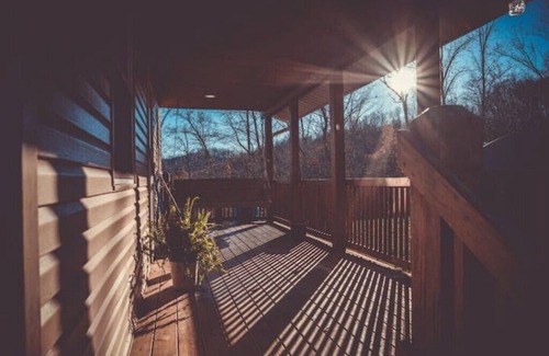 Alum Creek Cabine | Luxurious cabin, 6 mi HM trails, 12 mi Charleston