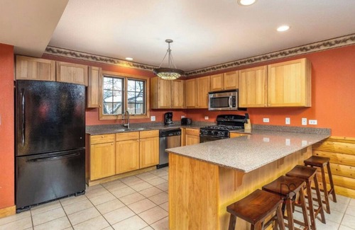Oglesby Maison | Luxurious Cabin Villa Getaway