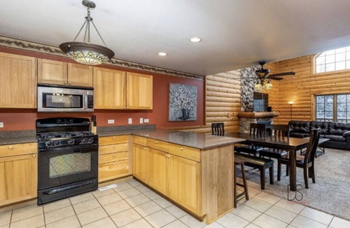 Oglesby Maison | Luxurious Cabin Villa Getaway
