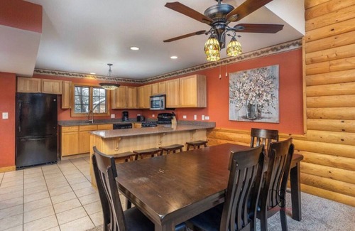Oglesby Maison | Luxurious Cabin Villa Getaway