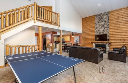 Oglesby Maison | Luxurious Cabin Villa Getaway