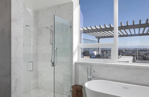 South Lake Union Hôtel | Luxurious Cascades Penthouse: Stunning Views & Exclusive Amenities Await You