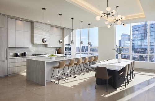 South Lake Union Hôtel | Luxurious Cascades Penthouse: Stunning Views & Exclusive Amenities Await You
