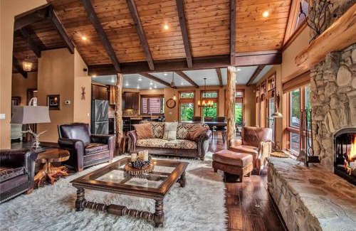 Ellicottville Maison | Luxurious Chalet! Hot-tub, Bonfire & Ideal Location for Skiing & Town