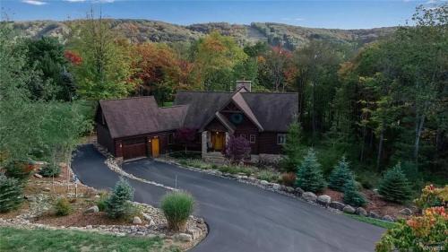 Ellicottville Maison | Luxurious Chalet! Hot-tub, Bonfire & Ideal Location for Skiing & Town