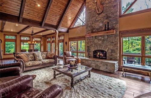 Ellicottville Maison | Luxurious Chalet! Hot-tub, Bonfire & Ideal Location for Skiing & Town
