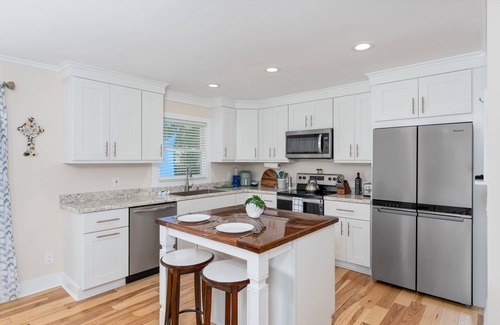Kings Grant Maison | Luxurious & Comfy Haven: Prime Location ~ Pool ~ Hot Tub ~ Fire Pit ~ Gym ~ Pkg!