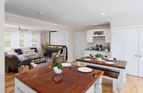Kings Grant Maison | Luxurious & Comfy Haven: Prime Location ~ Pool ~ Hot Tub ~ Fire Pit ~ Gym ~ Pkg!